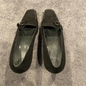 (1) Trendy Pair of Black Stuart Weitzman Suede Dress Shoes W/Small Heel Size 8.5
